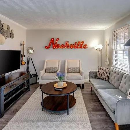12 South Home Close To Honky Tonks & Bars